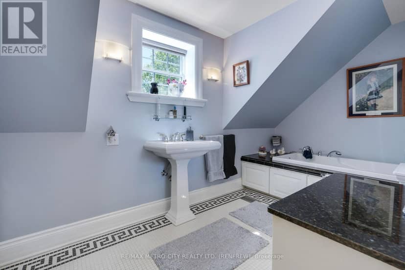 674 Raglan Street S — photo 25 of 40