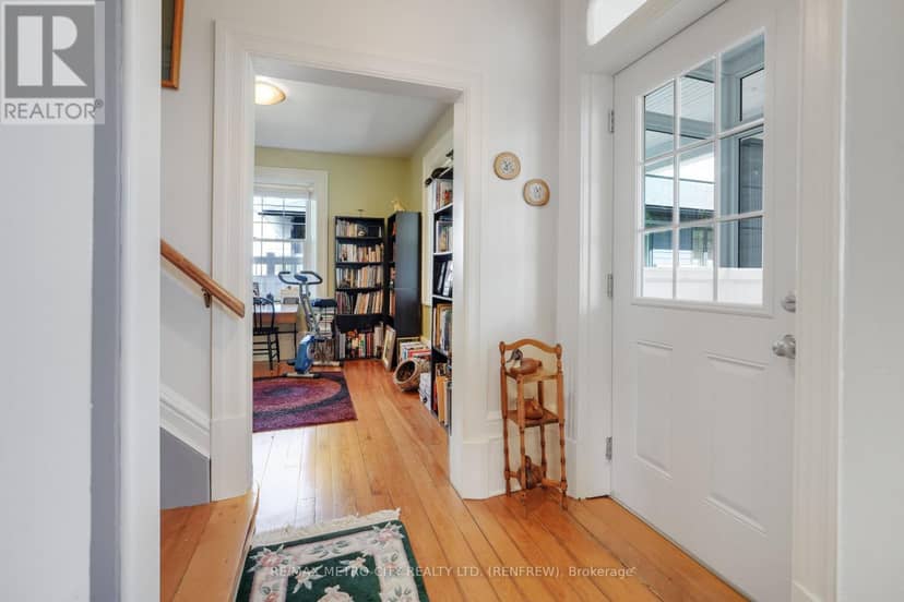 674 Raglan Street S — photo 7 of 40
