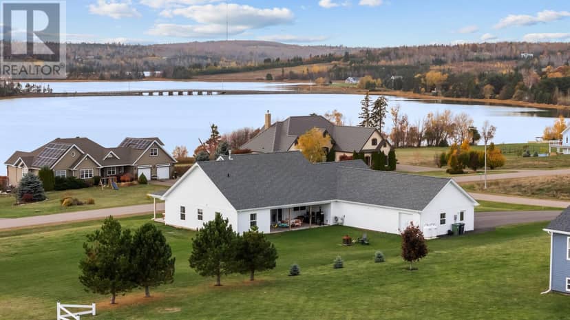 8 MacNeill Avenue, Clyde River, photo 2
