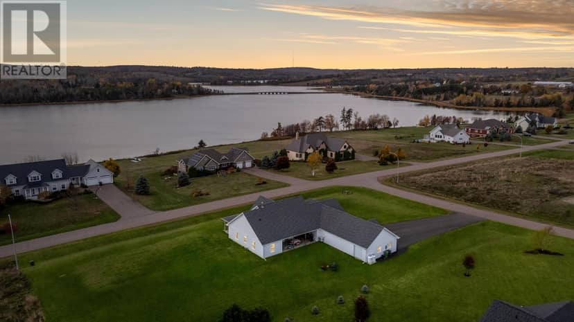 8 MacNeill Avenue, Clyde River, photo 4