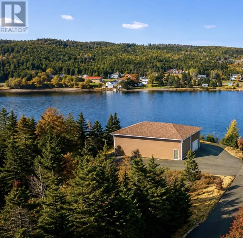8 Northside Crescent — photo 1 of 8