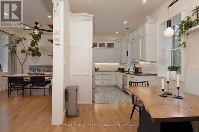 293 Wellington Street S — photo 10 of 40
