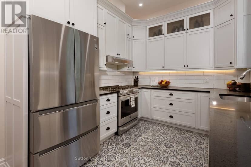 293 Wellington Street S — photo 11 of 40