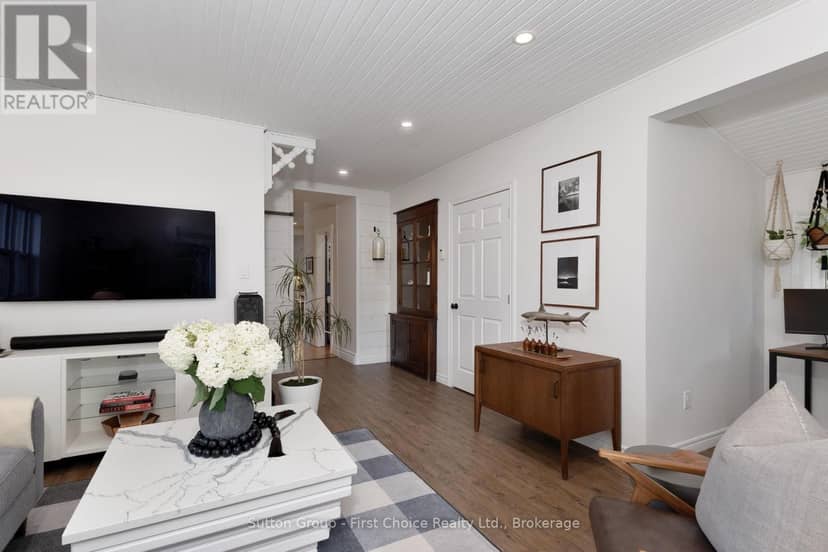 293 Wellington Street S — photo 18 of 40