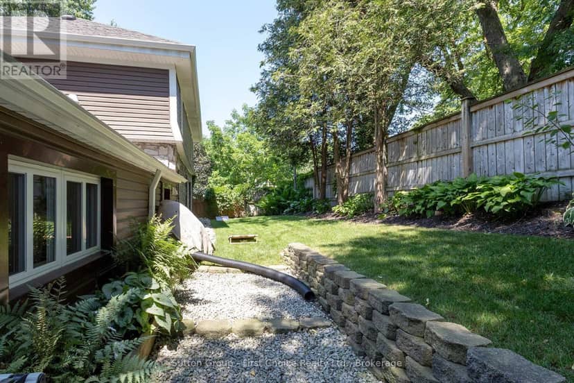 293 Wellington Street S — photo 33 of 40