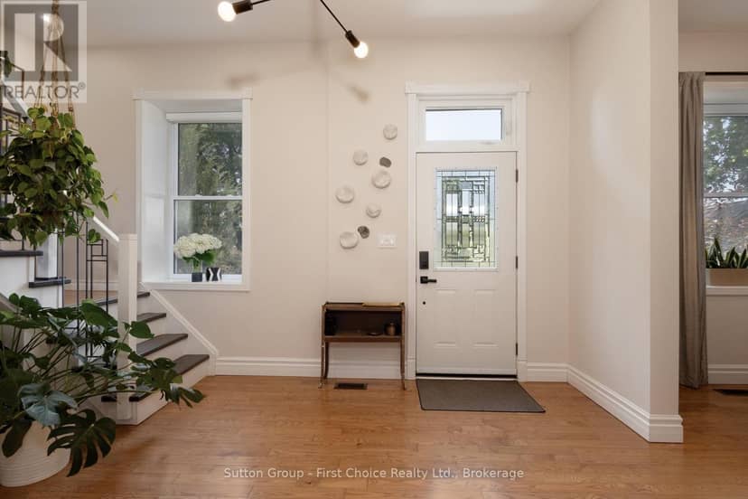 293 Wellington Street S — photo 5 of 40