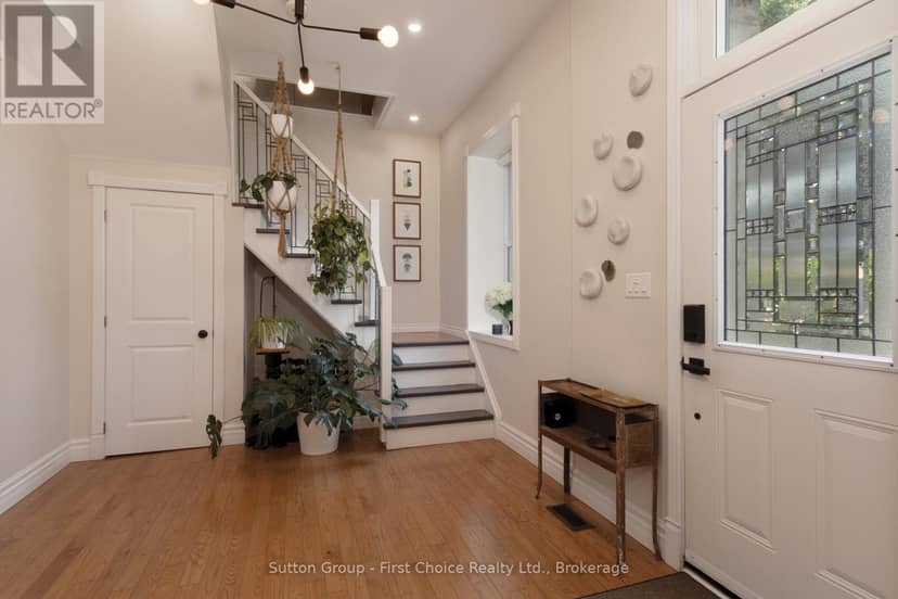 293 Wellington Street S — photo 6 of 40
