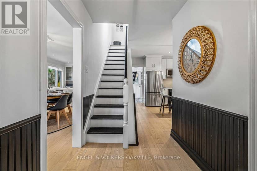 38 John Street S — photo 3 of 40