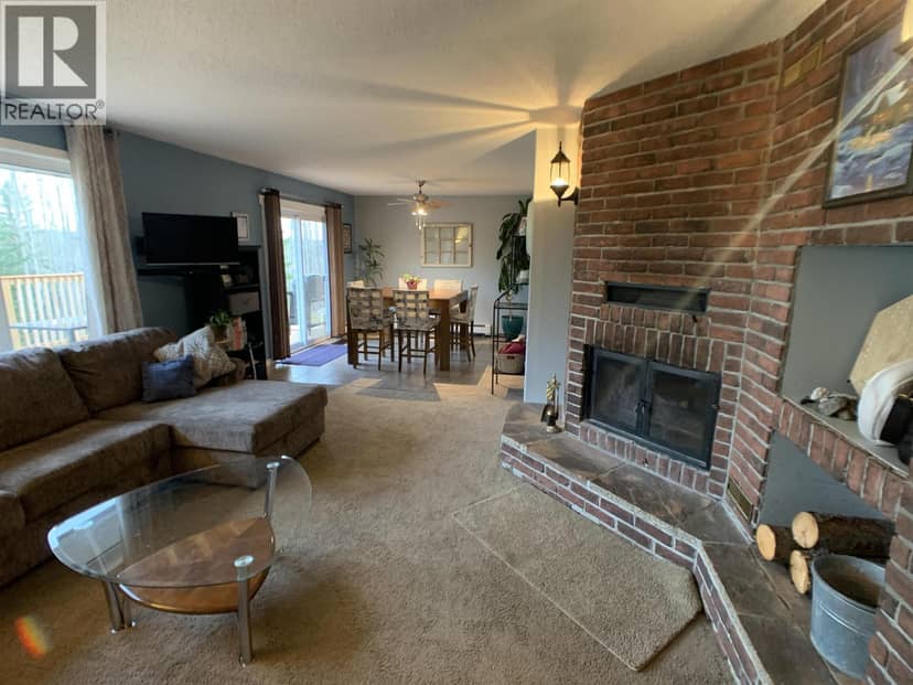 19 RAVEN CRESCENT, Fort Nelson, photo 3