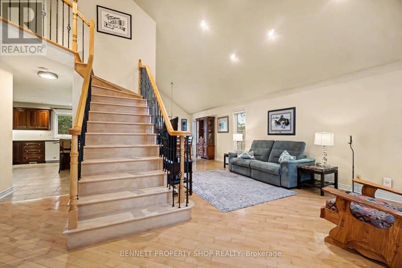 179 Sandra Crescent — photo 3 of 26