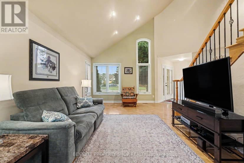 179 Sandra Crescent — photo 4 of 26