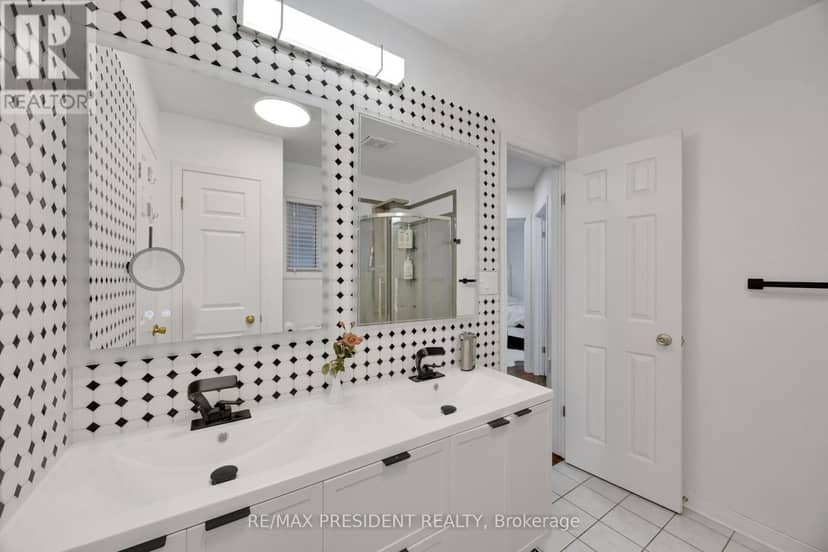 18 - 10 Chalkstone Drive — photo 18 of 33