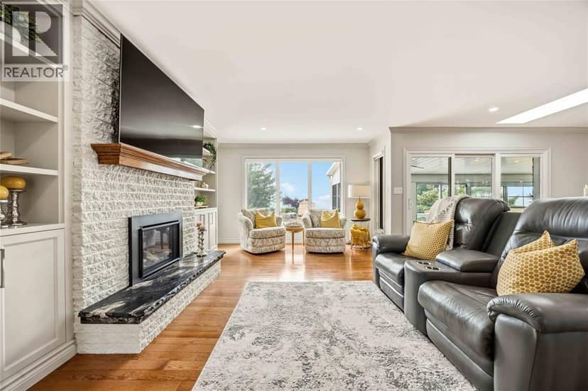 4352 Lambton Lane — photo 9 of 40