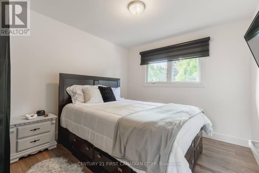 32 Mendip Crescent — photo 18 of 40
