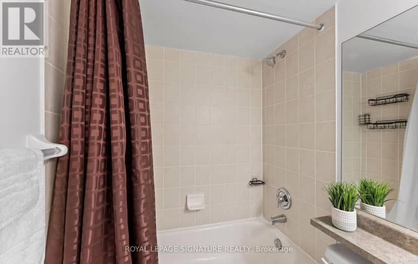 1411 - 212 Eglinton Avenue E — photo 18 of 34