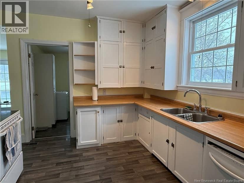 557 East Riverside Drive — photo 11 of 40