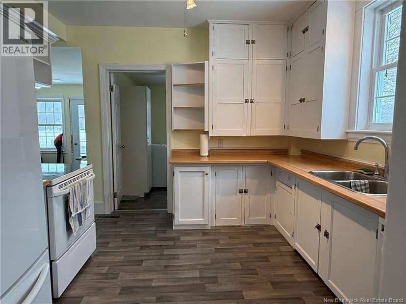557 East Riverside Drive — photo 12 of 40