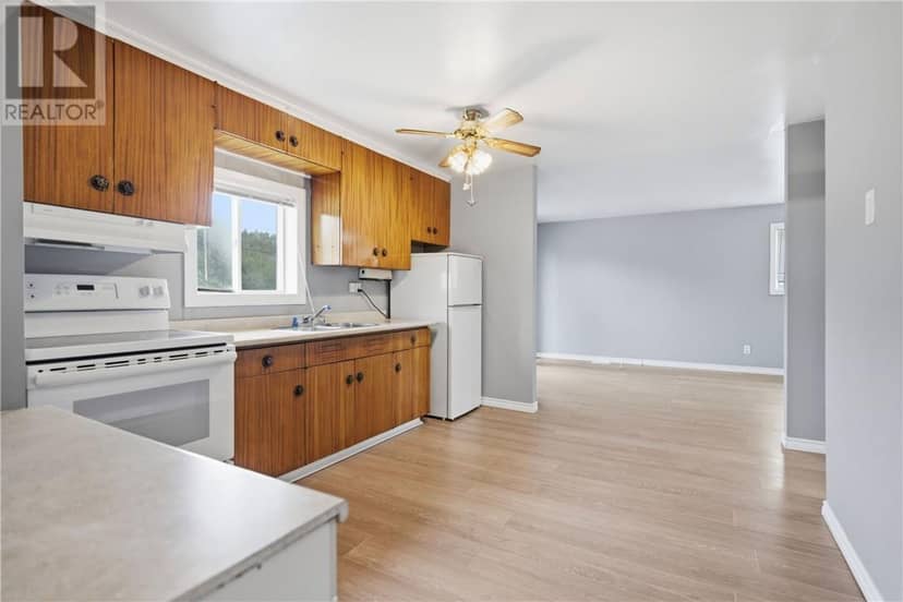 923 Highway 17 E, Wahnapitae, photo 3