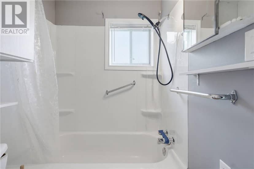 923 Highway 17 E, Wahnapitae, photo 6