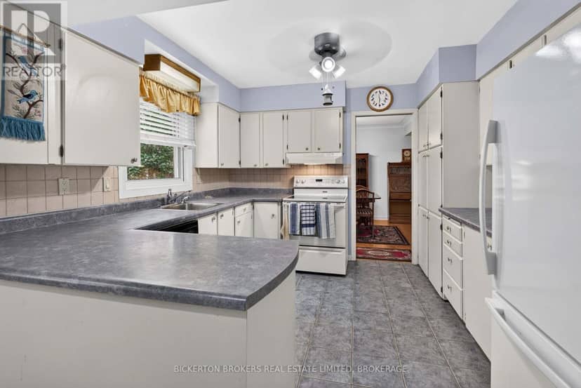 160 Elmwood Drive — photo 29 of 40