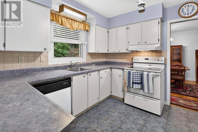 160 Elmwood Drive — photo 31 of 40