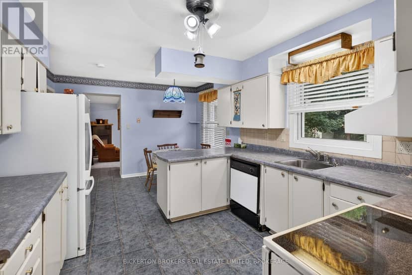 160 Elmwood Drive — photo 33 of 40