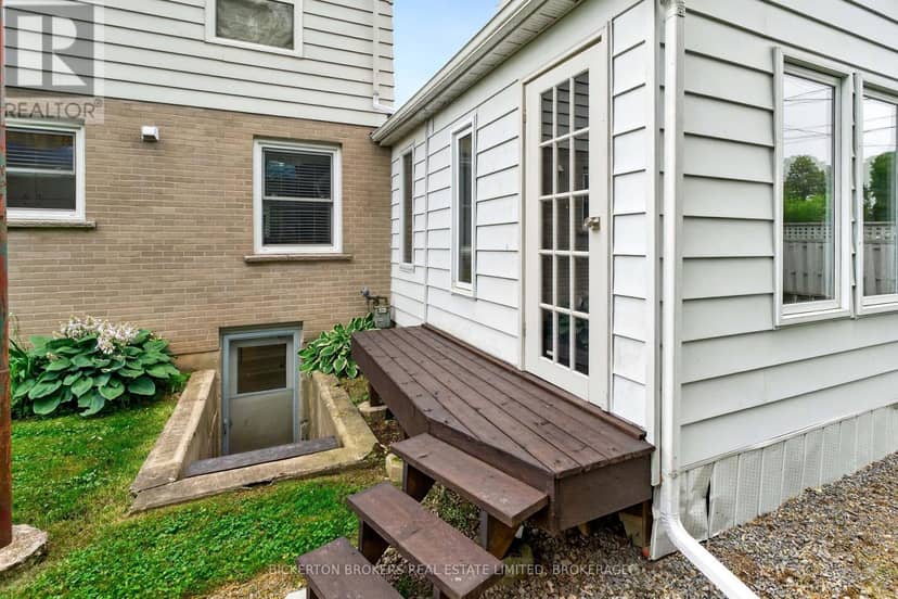 160 Elmwood Drive — photo 8 of 40