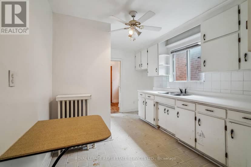 326 Lawrence Avenue W — photo 10 of 26