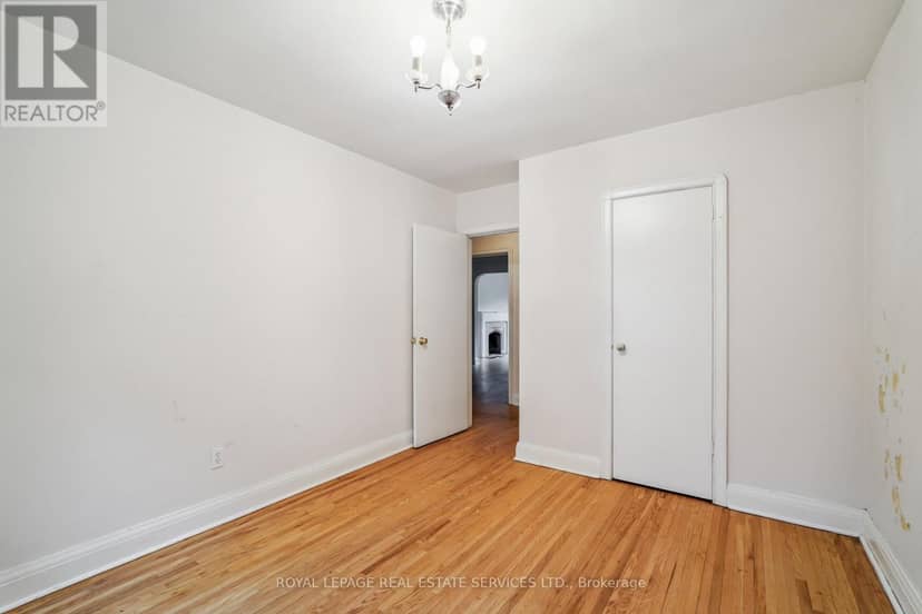 326 Lawrence Avenue W — photo 12 of 26
