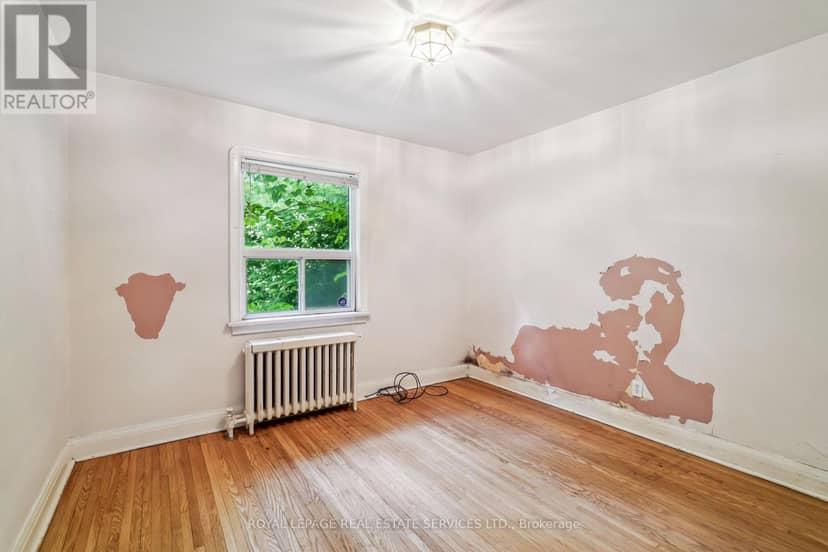 326 Lawrence Avenue W — photo 13 of 26