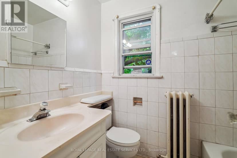 326 Lawrence Avenue W — photo 15 of 26