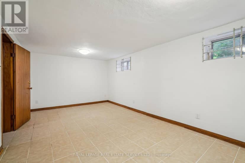 326 Lawrence Avenue W — photo 19 of 26
