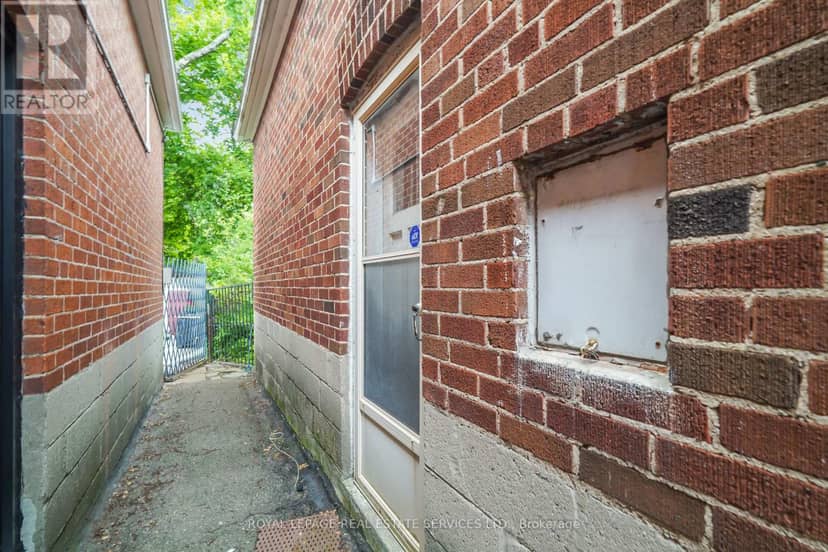 326 Lawrence Avenue W — photo 24 of 26