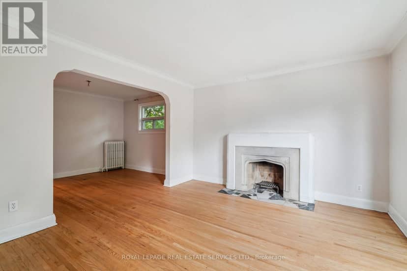 326 Lawrence Avenue W — photo 8 of 26