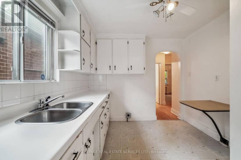 326 Lawrence Avenue W — photo 9 of 26