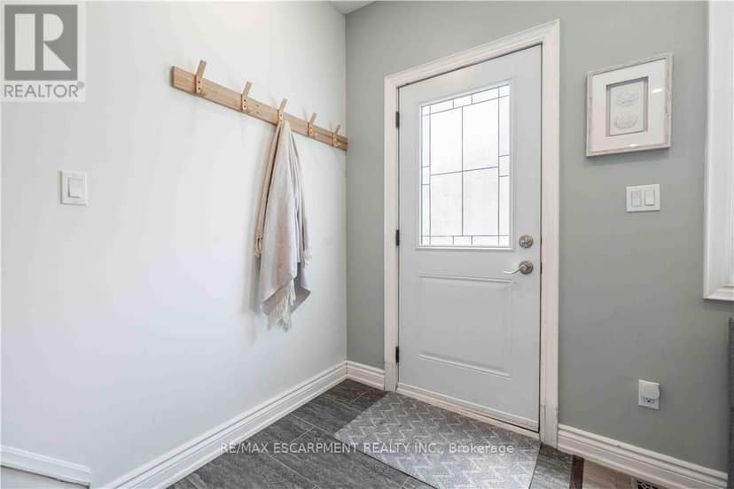 195 Wood Street E — photo 2 of 34