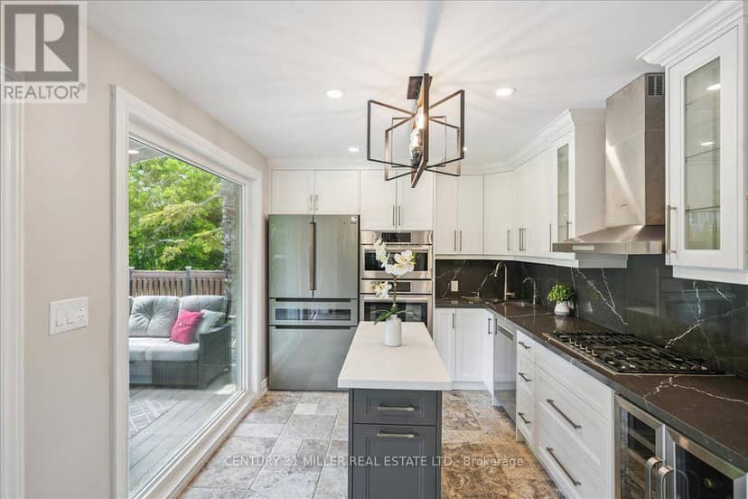 2442 Woburn Crescent — photo 14 of 38