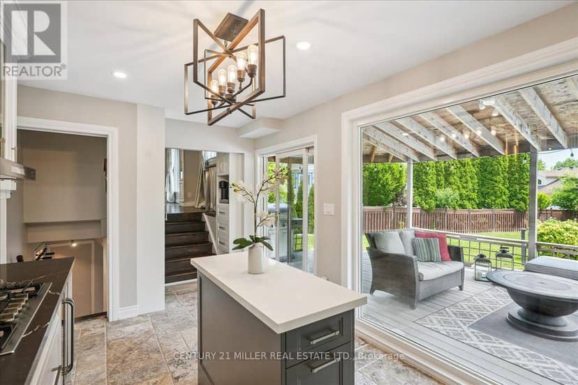 2442 Woburn Crescent — photo 15 of 38