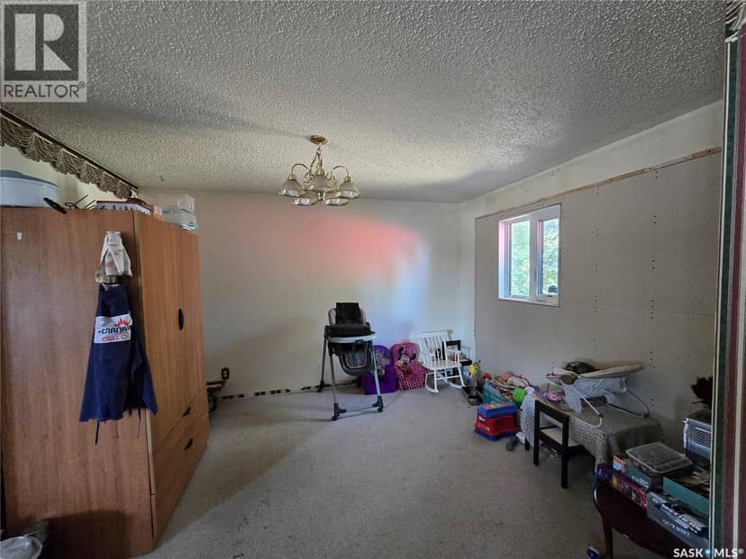 327 Russell STREET — photo 10 of 17