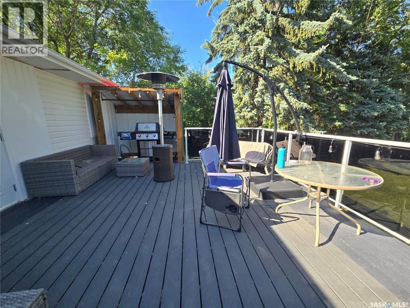 327 Russell STREET — photo 4 of 17