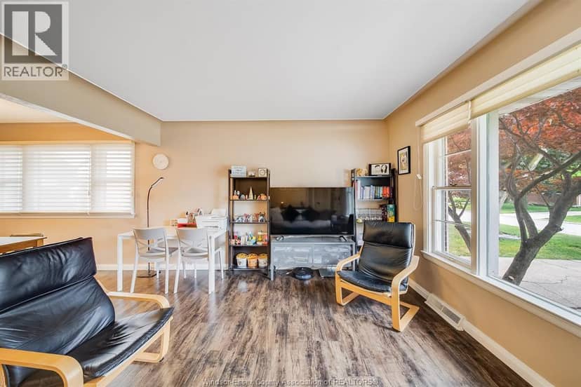 3063 Bruce Avenue — photo 7 of 40