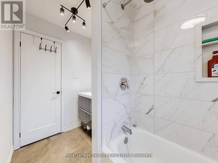 128 Daiseyfield Crescent — photo 36 of 40