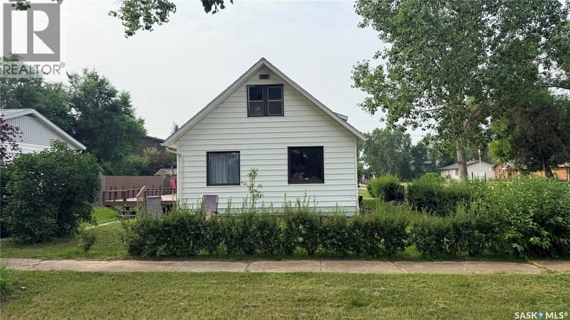402 Saskatchewan AVENUE — photo 1 of 25