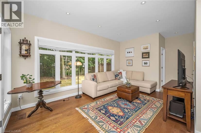 285 SURREY Drive — photo 15 of 40