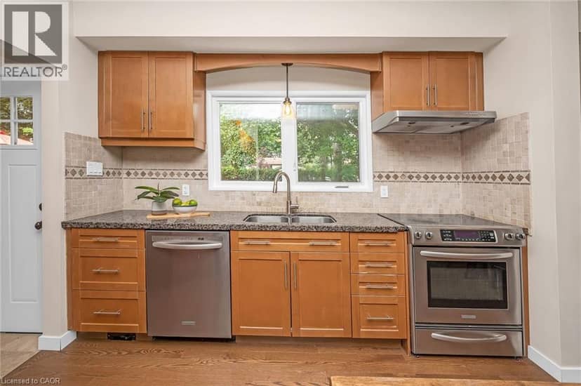285 SURREY Drive — photo 13 of 40
