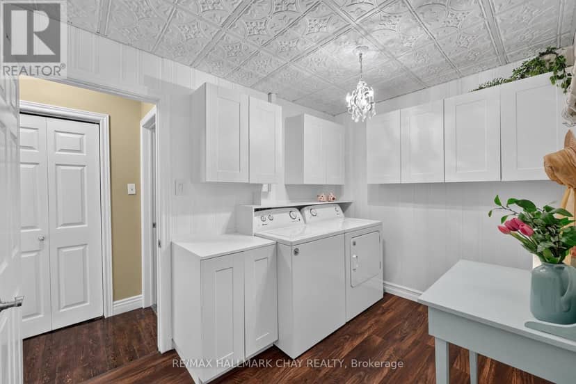 2289 Lakeshore Road E — photo 34 of 40