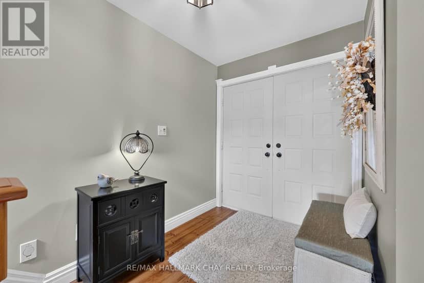 2289 Lakeshore Road E — photo 16 of 40