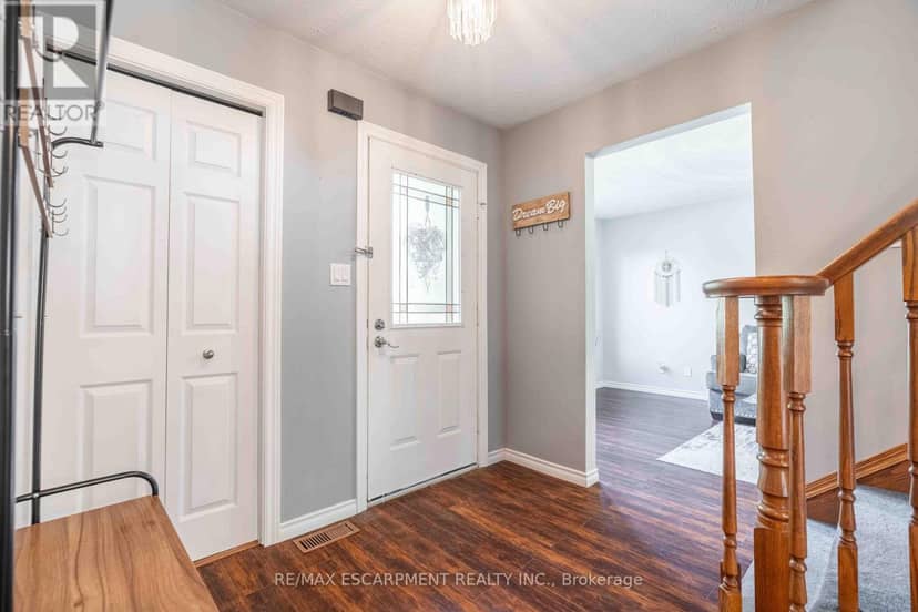 54 Selkirk Street — photo 4 of 40