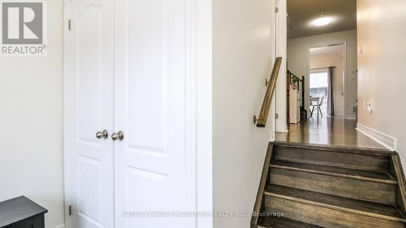 52 Snelgrove Crescent — photo 5 of 22