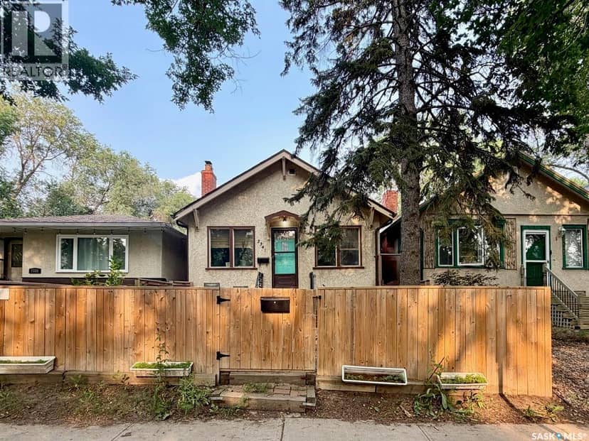2341 Elphinstone Street — photo 2 of 27